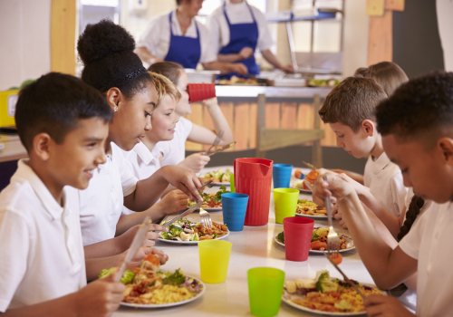 enfants à la cantine