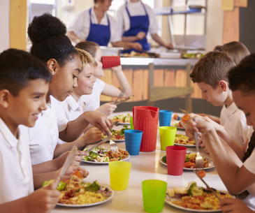 enfants à la cantine
