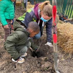 Plantation avec les maternelles de l'accueil de loisirs