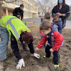 Plantation avec les maternelles de l'accueil de loisirs