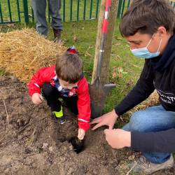 Plantation avec les maternelles de l'accueil de loisirs