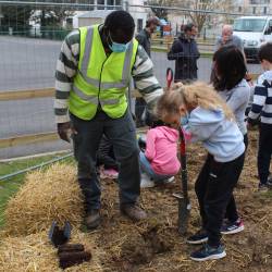 Plantation avec les élémentaires de l'accueil de loisirs