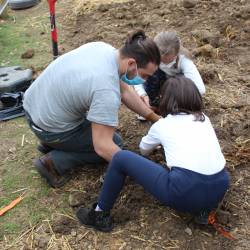 Plantation avec les élémentaires de l'accueil de loisirs